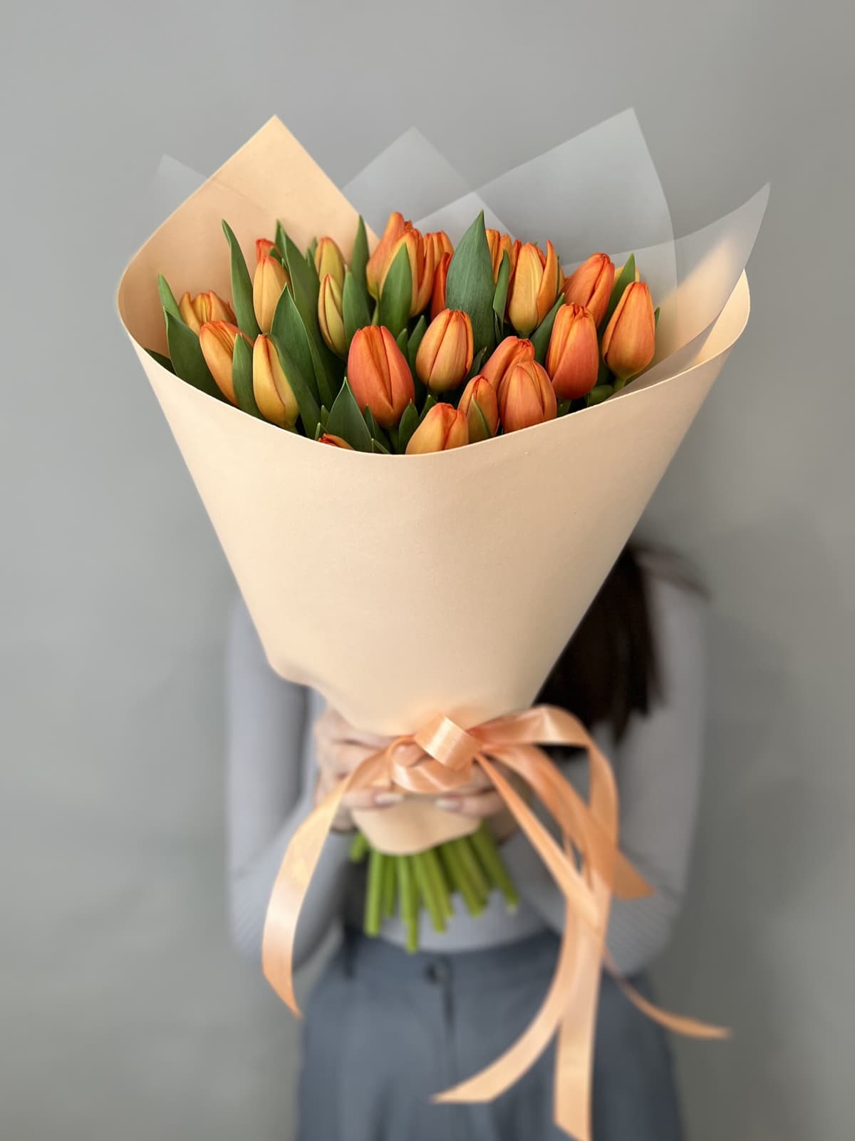Букет из 25 оранжевых тюльпанов в фоамиране