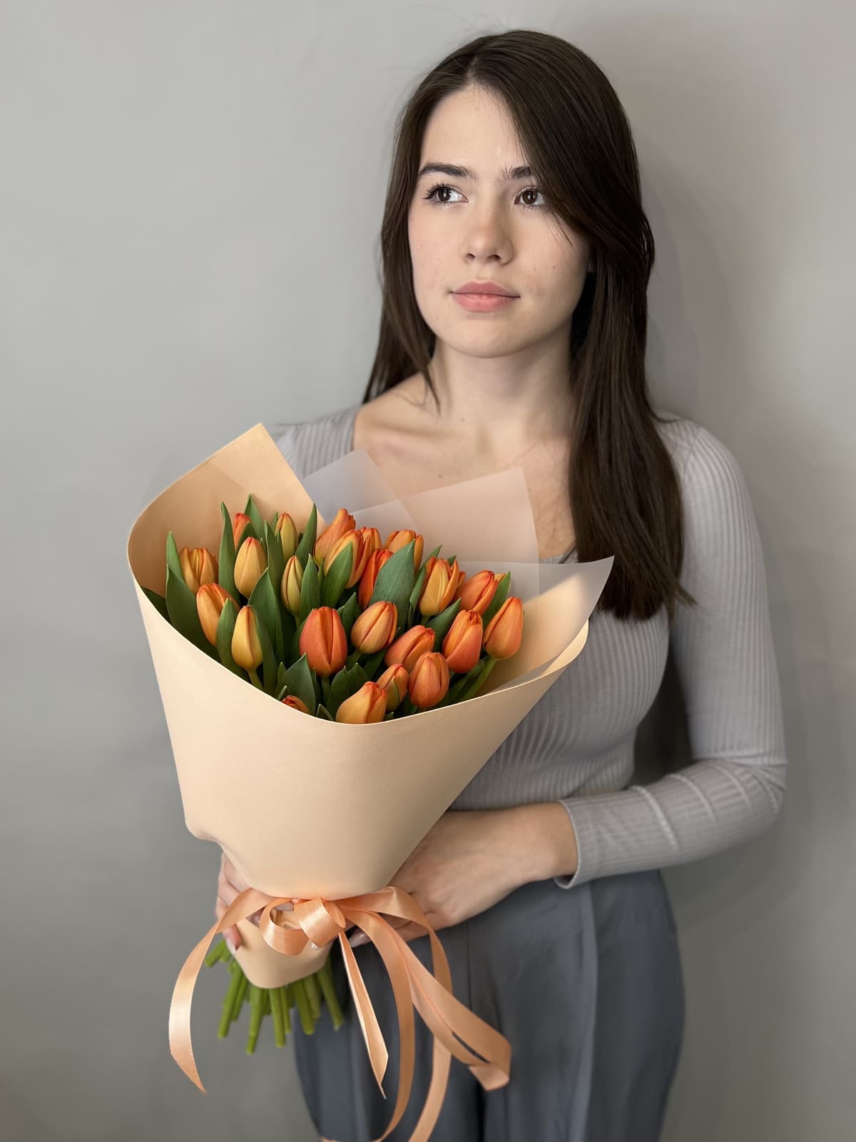 Букет из 25 оранжевых тюльпанов в фоамиране