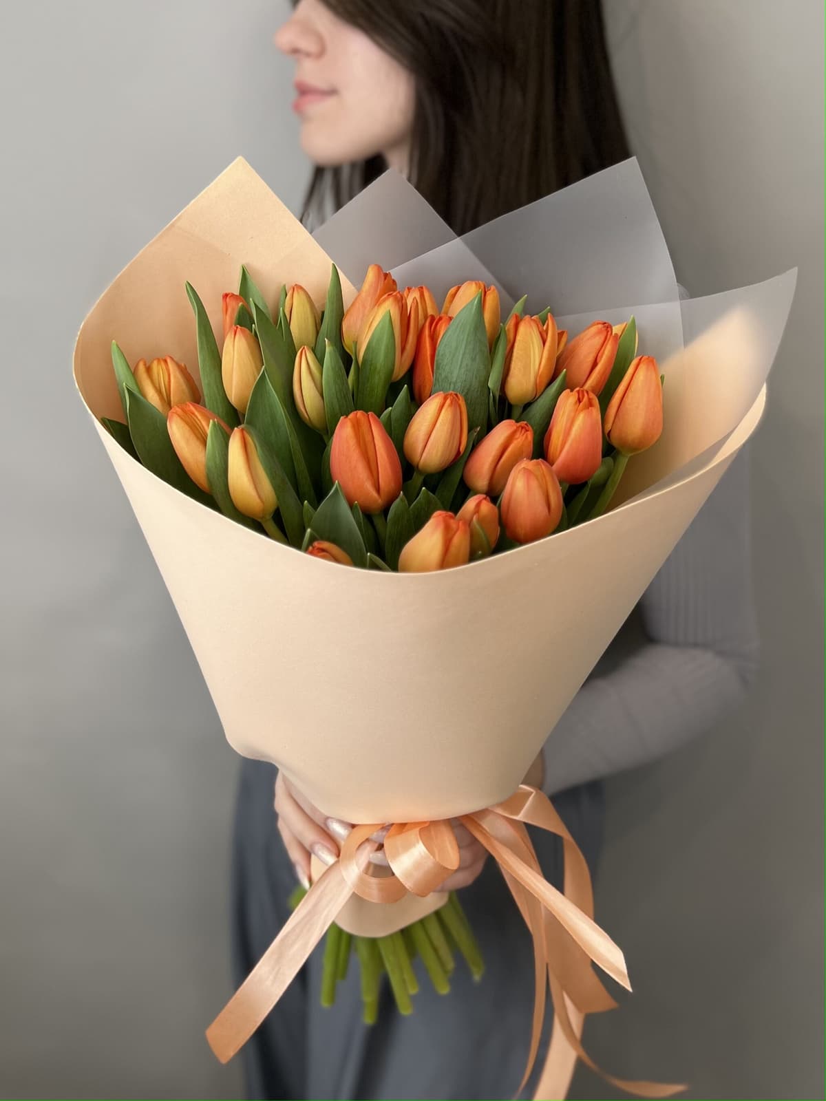 Букет из 25 оранжевых тюльпанов в фоамиране