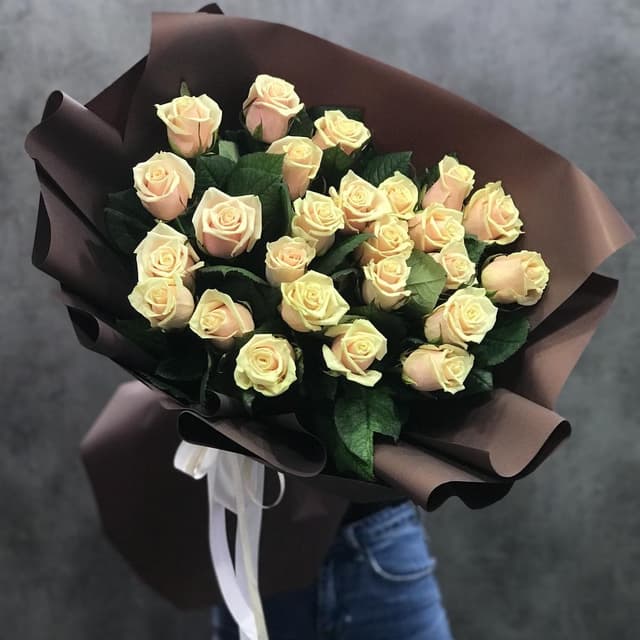 Оригинальный букет из 25 персиковых роз Эквадор в матовой бумаге 50 см Оригинальный букет из 25 персиковых роз Эквадор в матовой бумаге 50 см