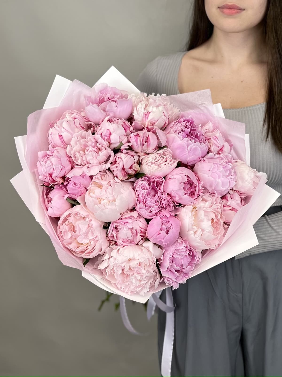 Красивый букет из 25 Пионов Sara Bernard