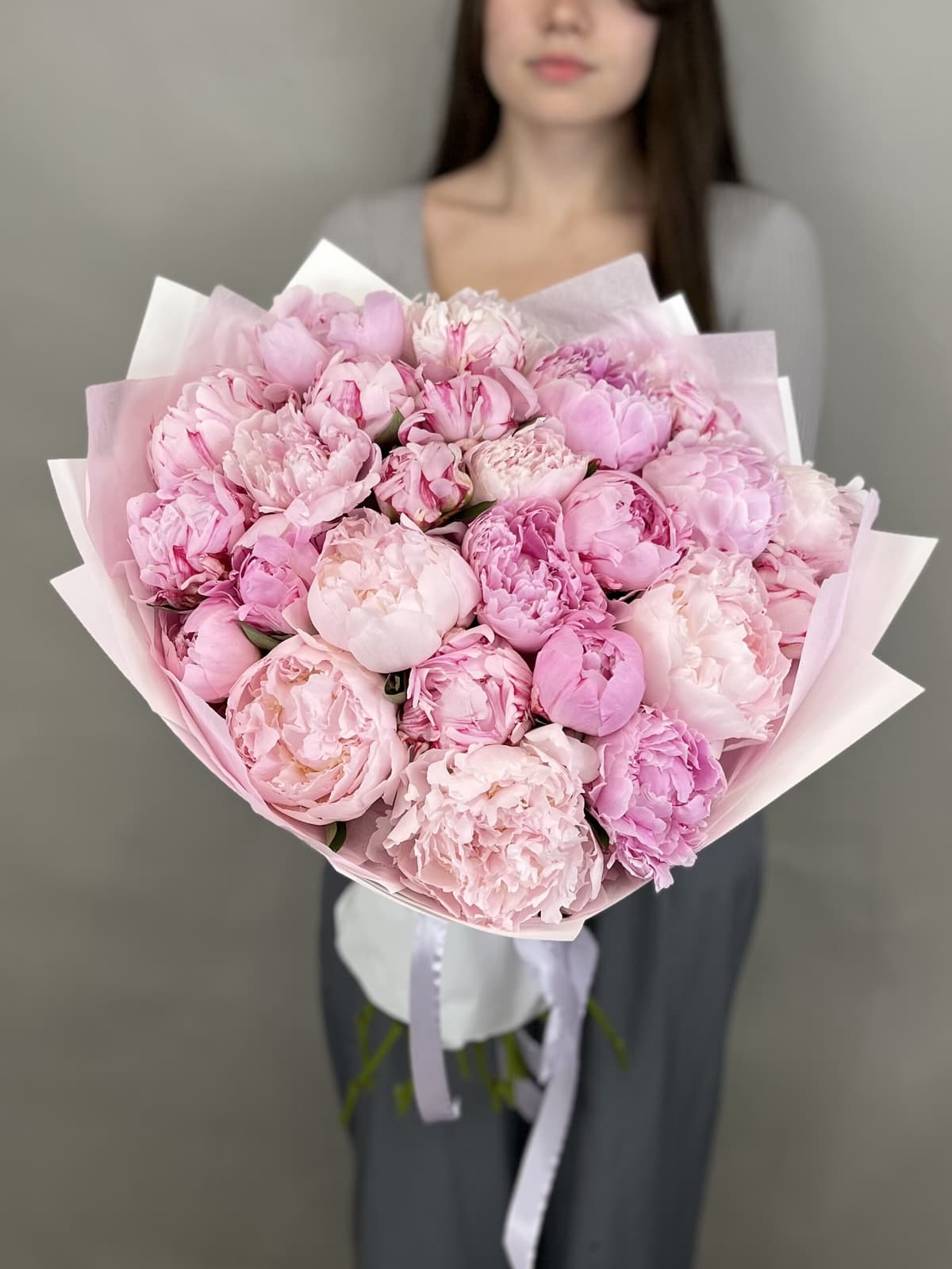 Красивый букет из 25 Пионов Sara Bernard