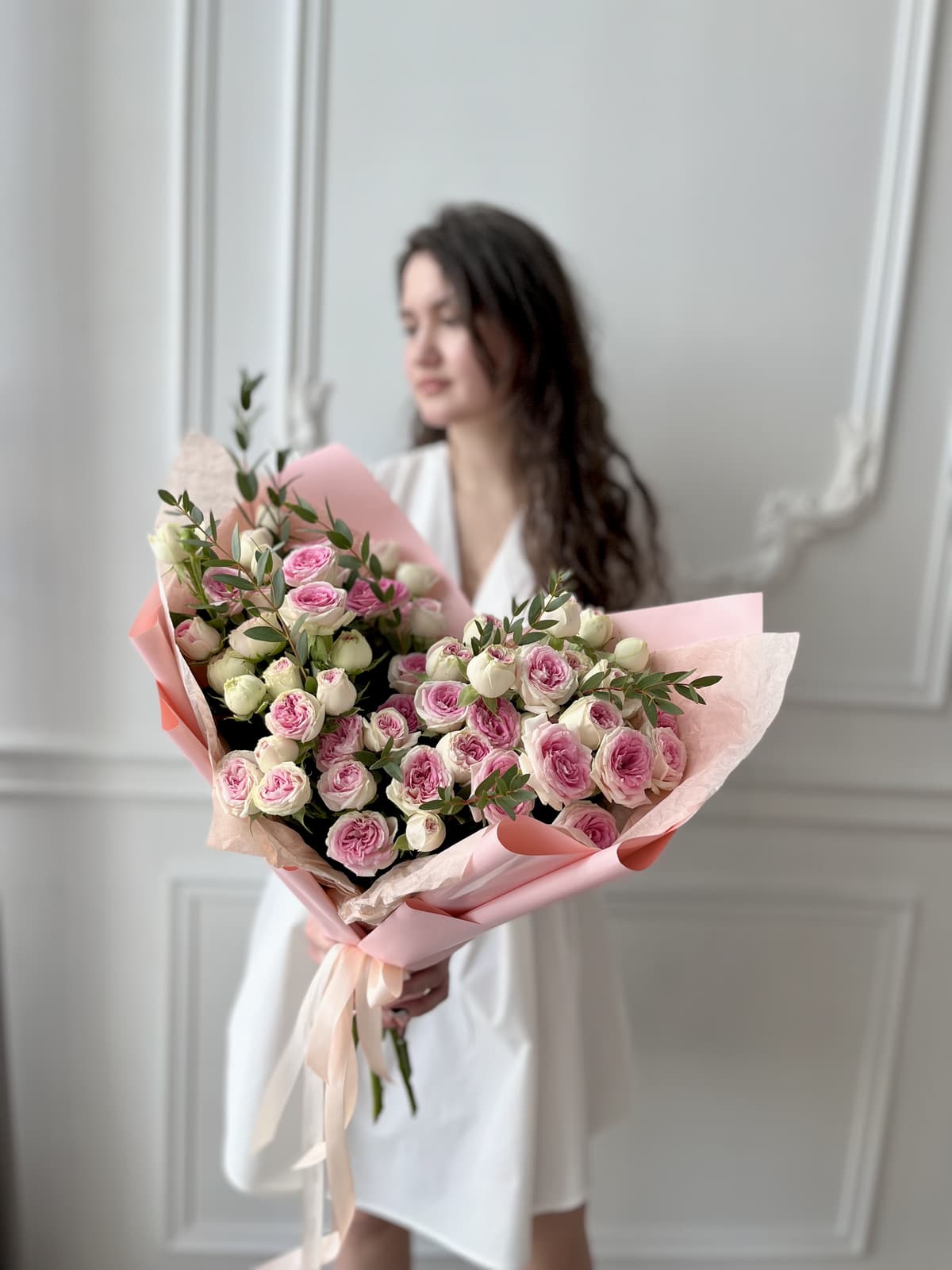 Оригинальный букет из 25 пионовидных кустовых роз Gelato с эвкалиптом