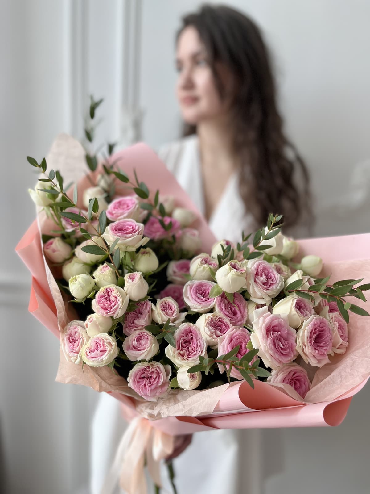 Оригинальный букет из 25 пионовидных кустовых роз Gelato с эвкалиптом