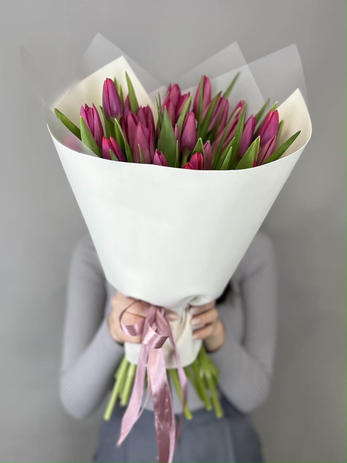 Букет из 25 пурпурных тюльпанов в фоамиране