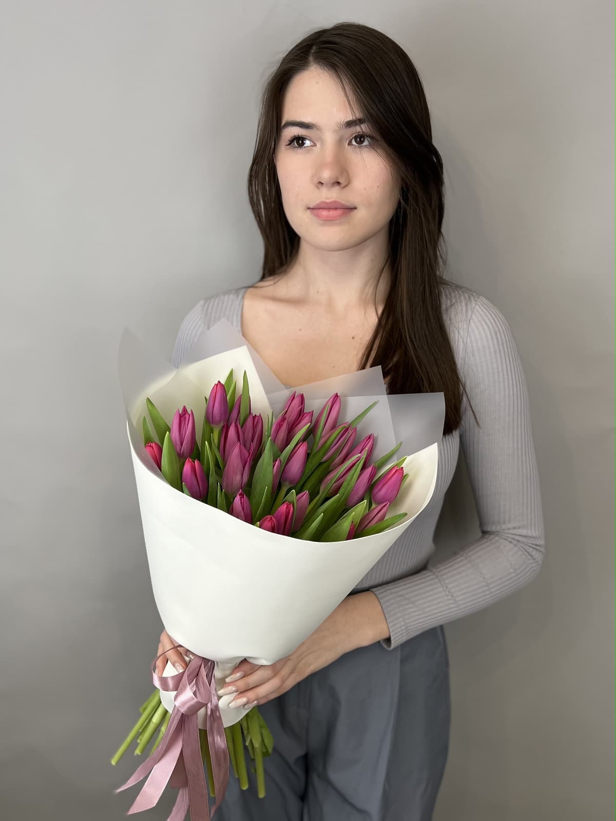 Букет из 25 пурпурных тюльпанов в фоамиране