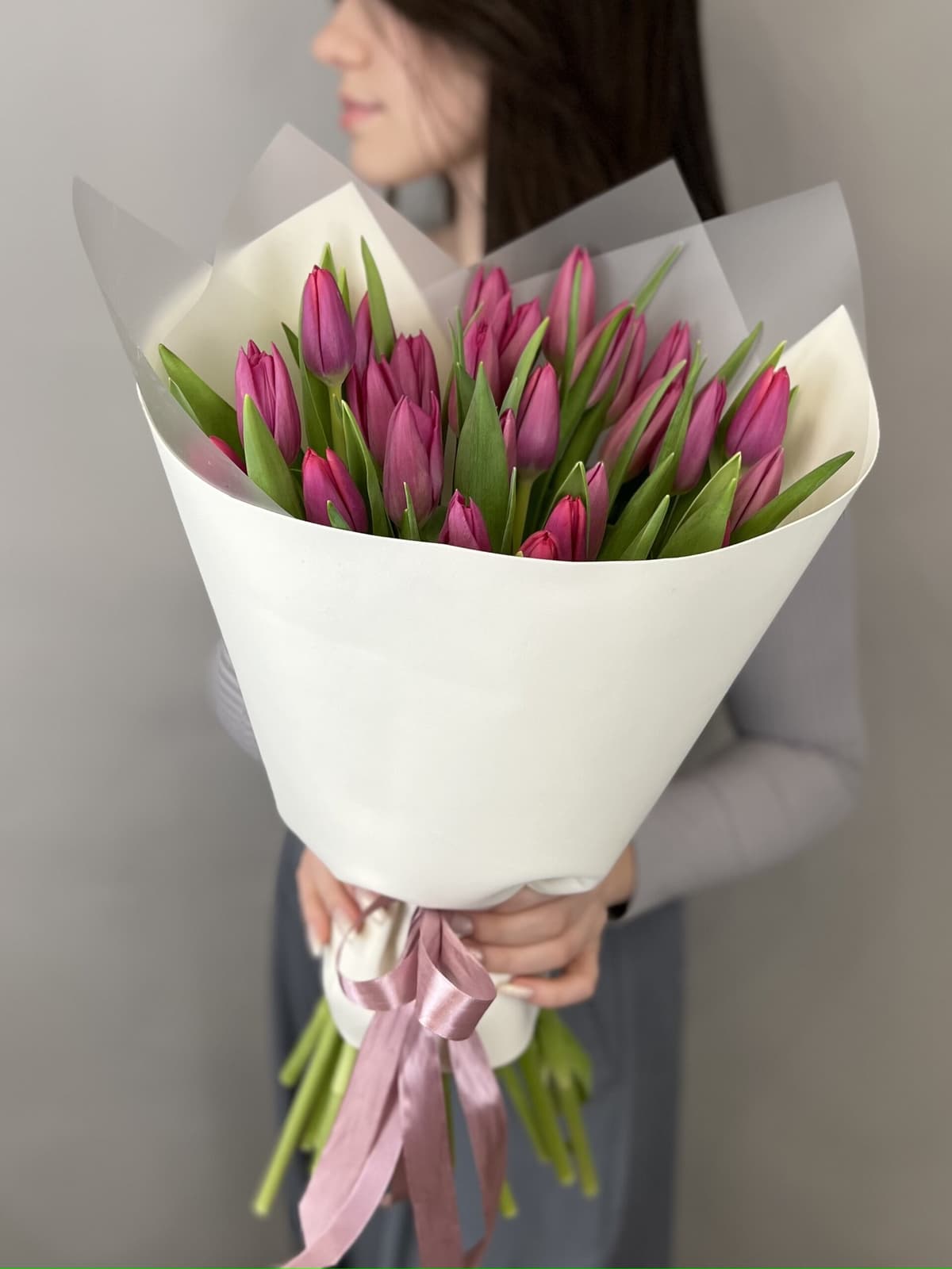 Букет из 25 пурпурных тюльпанов в фоамиране