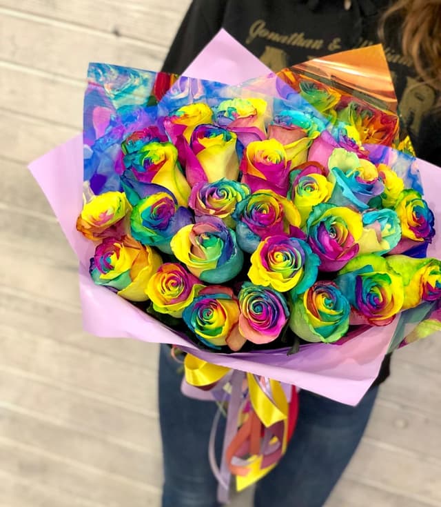 Букет из 25 радужных Роз в фирменном оформлении Букет из 25 радужных Роз в фирменном оформлении