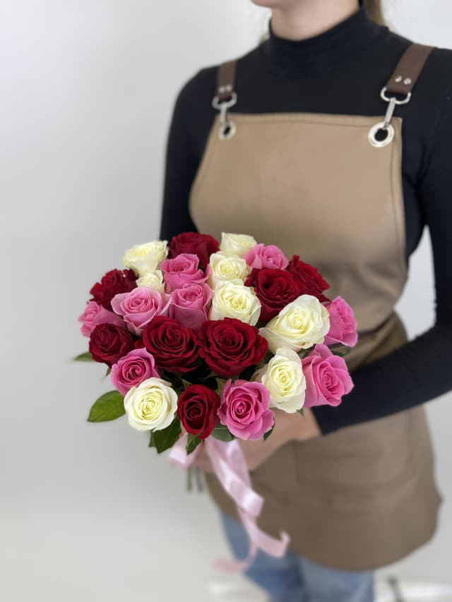 Оригинальный букет из 25 роз Кения микс 35-40см Оригинальный букет из 25 роз Кения микс 35-40см