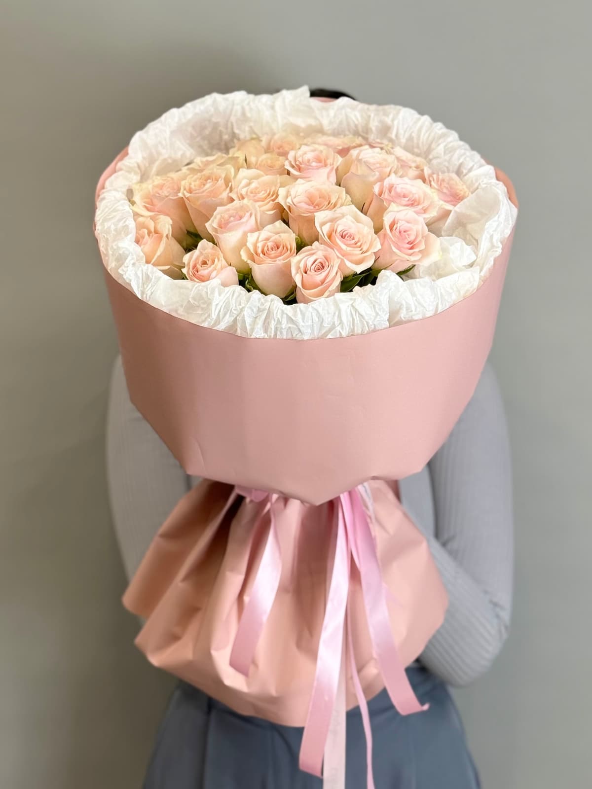 Букет из 25 розовых роз Кения 35-40 см в фирменной упаковке
