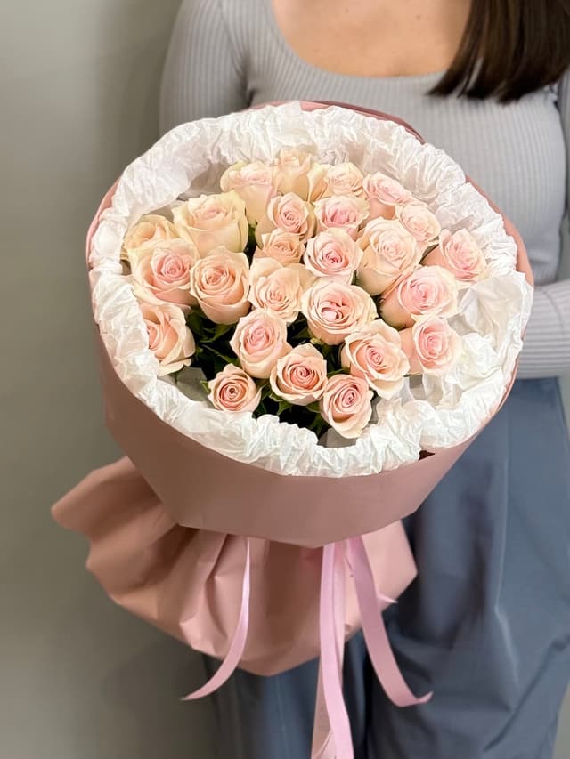 Букет из 25 розовых роз Кения 35-40 см в фирменной упаковке Букет из 25 розовых роз Кения 35-40 см в фирменной упаковке