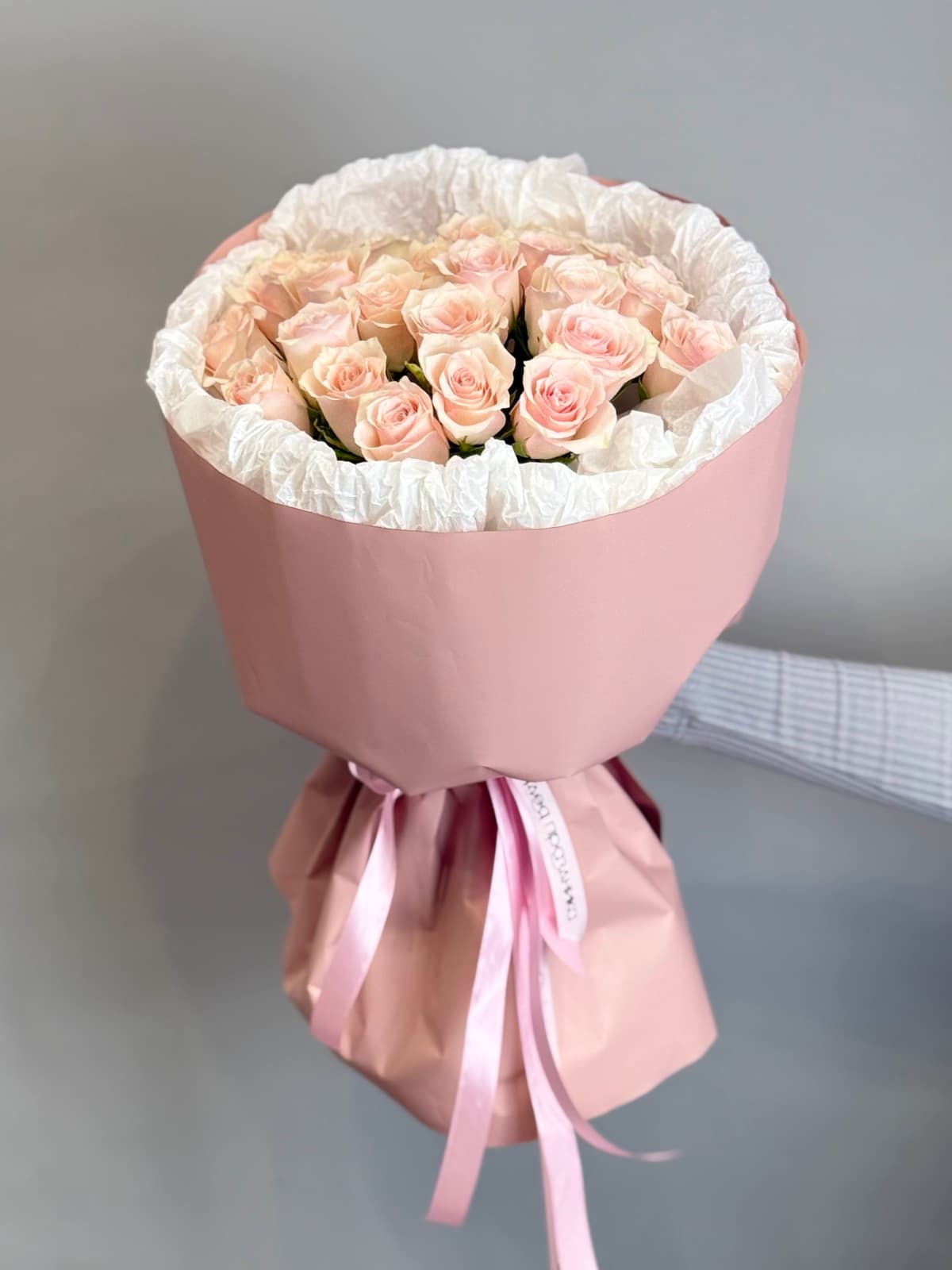 Букет из 25 розовых роз Кения 35-40 см в фирменной упаковке
