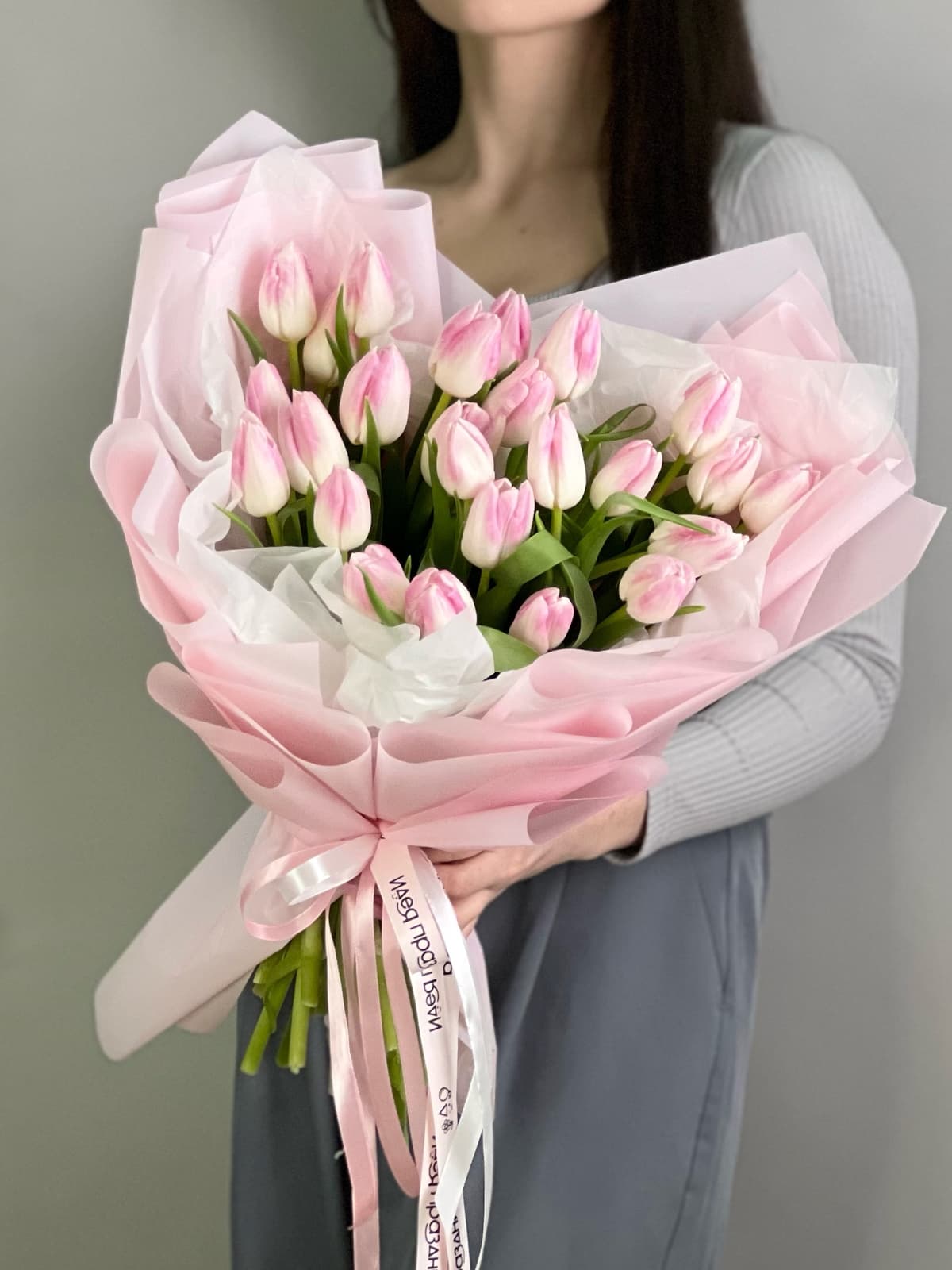 Букет из 25 розовых тюльпанов в фирменной упаковке