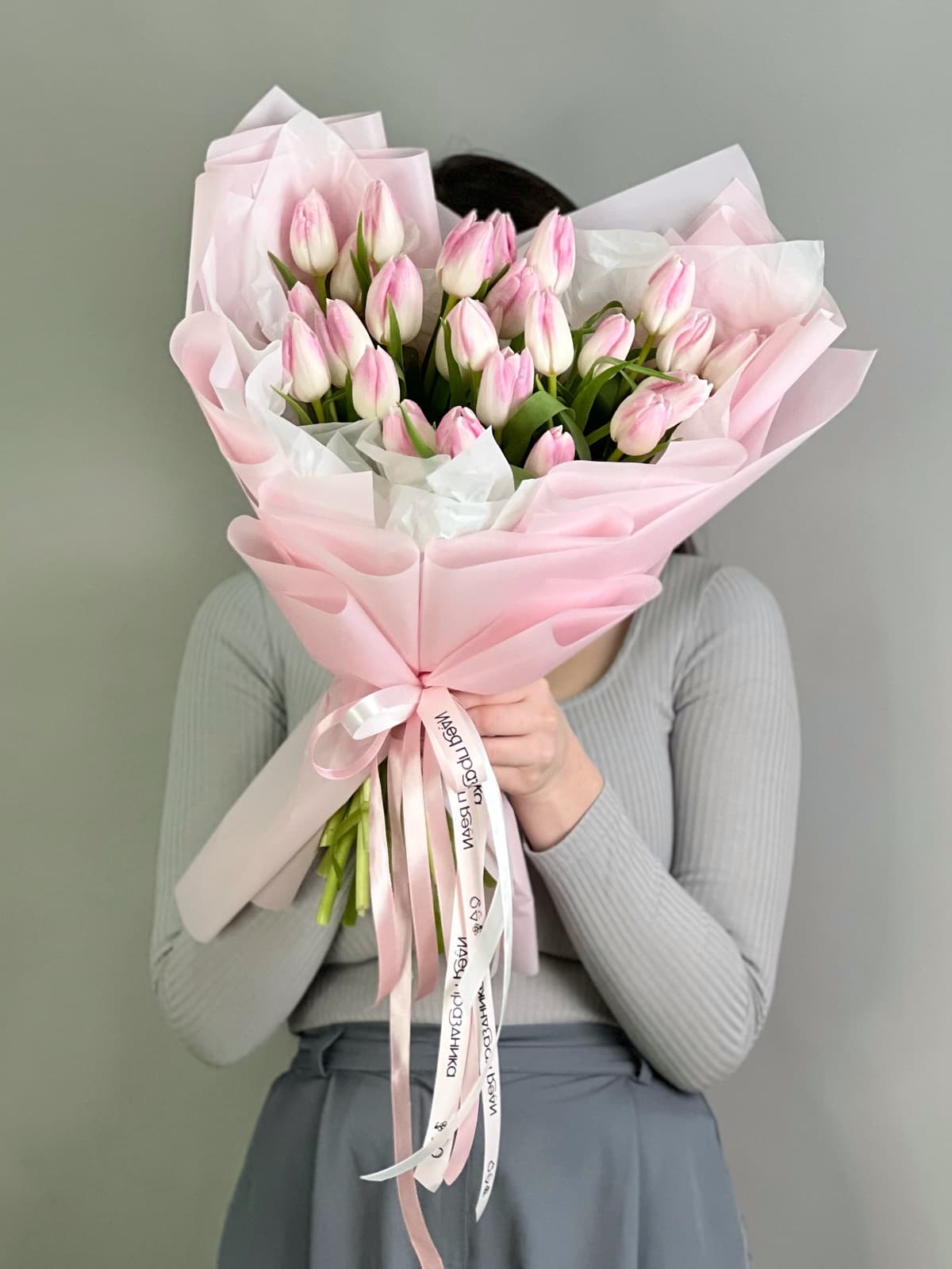 Букет из 25 розовых тюльпанов в фирменной упаковке