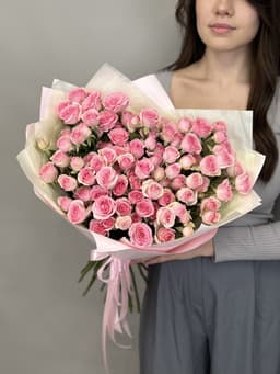 Дизайнерский букет из 25 розовых кустовых роз
