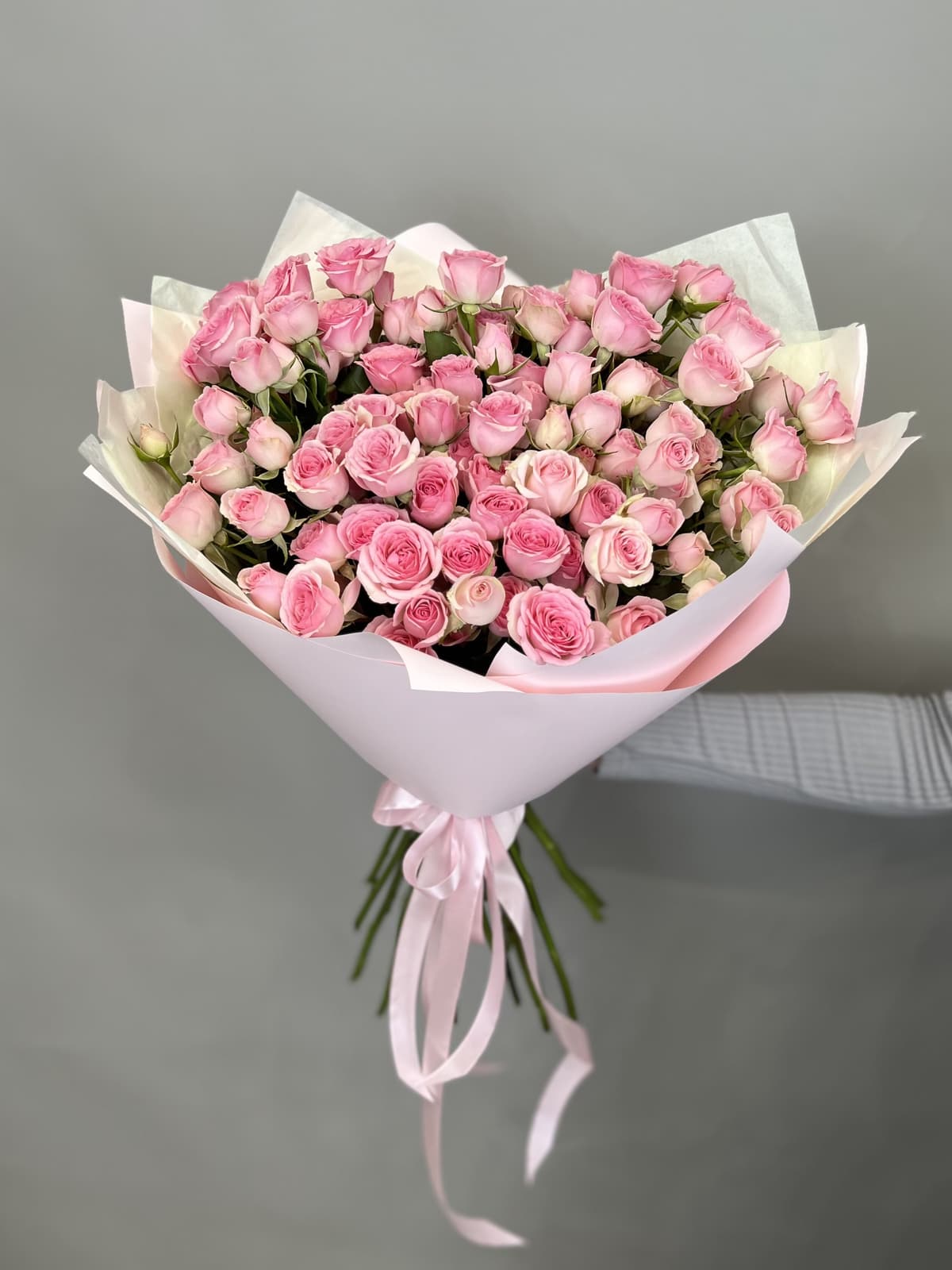 Дизайнерский букет из 25 розовых кустовых роз