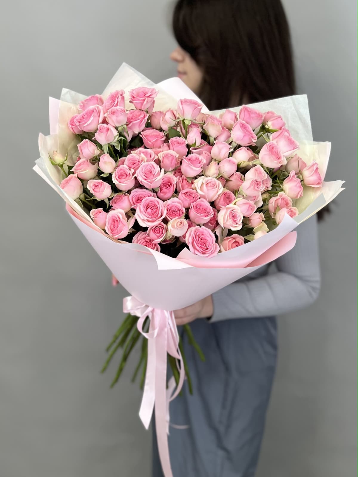 Дизайнерский букет из 25 розовых кустовых роз