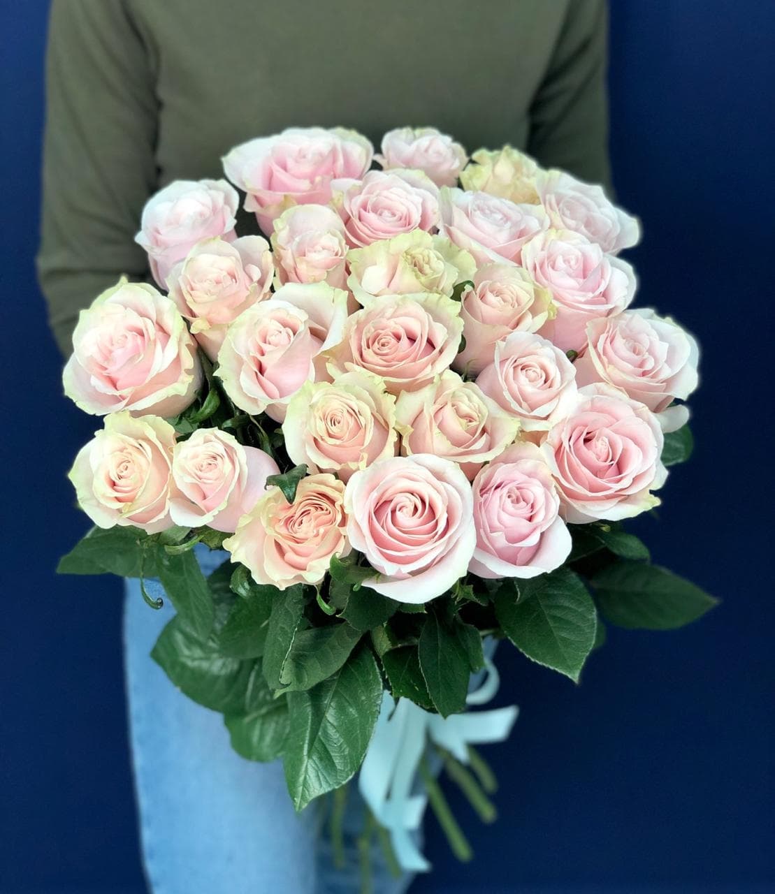 Красивый букет из 25 розовых роз Эквадор 70 см