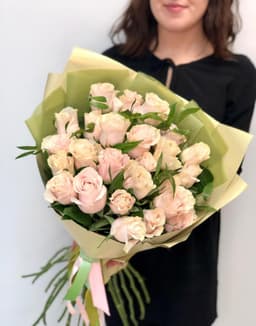 Букет из 25 розовых Роз Эквадор с зеленью в матовой бумаге 60 см