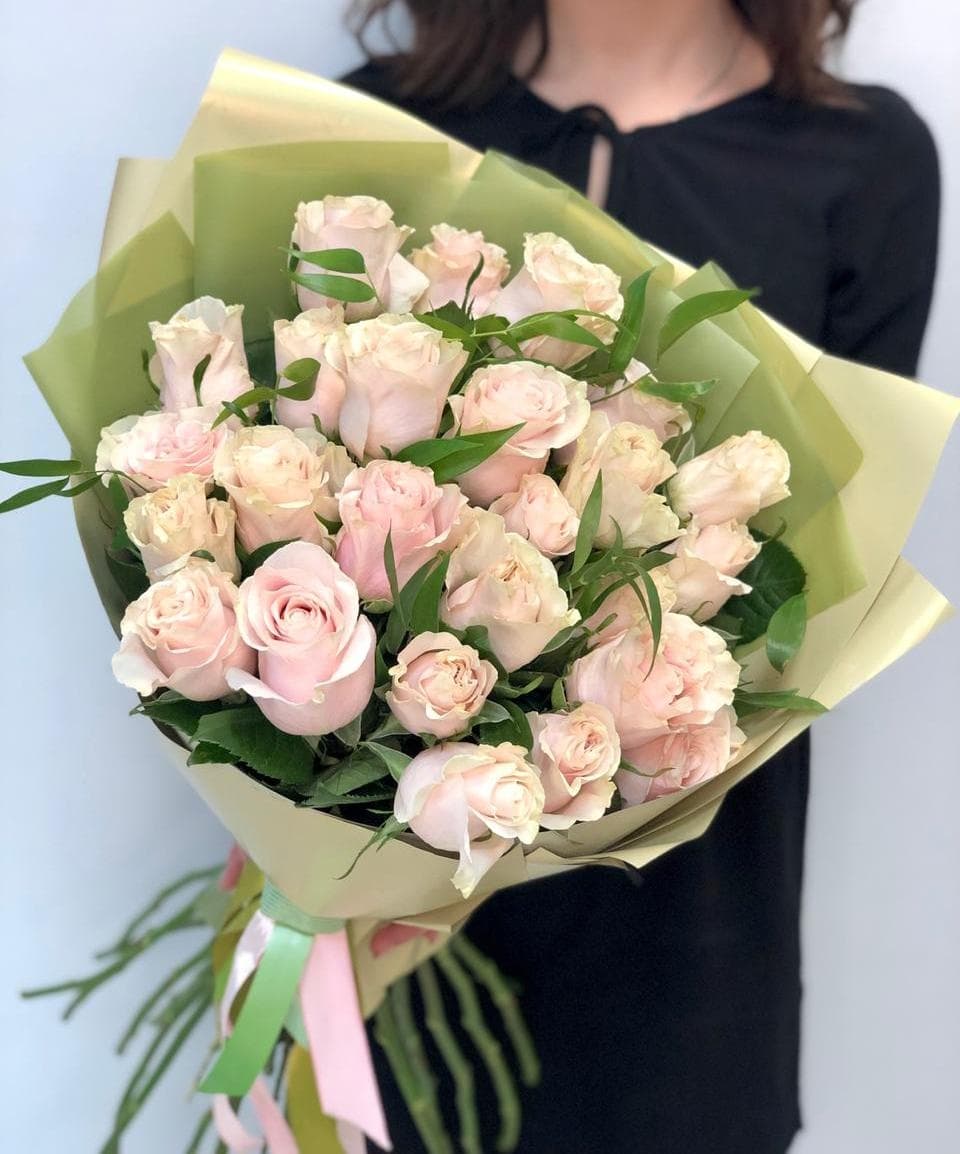 Букет из 25 розовых Роз Эквадор с зеленью в матовой бумаге 60 см