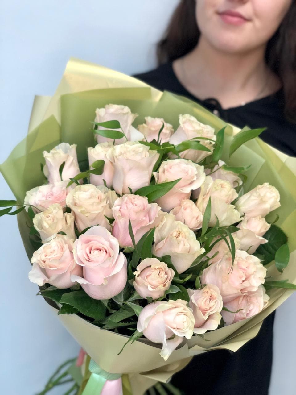 Нежный букет из 25 розовых Роз Эквадор с зеленью в матовой бумаге 70 см