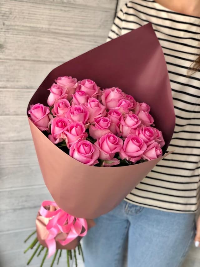 Букет из 25 розовых роз Эквадор в матовой бумаге 60 см Букет из 25 розовых роз Эквадор в матовой бумаге 60 см