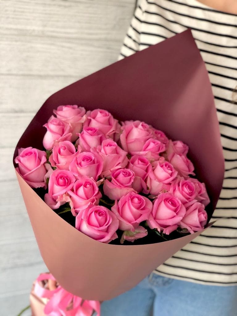 Стильный букет из 25 розовых роз Эквадор в матовой бумаге 70 см