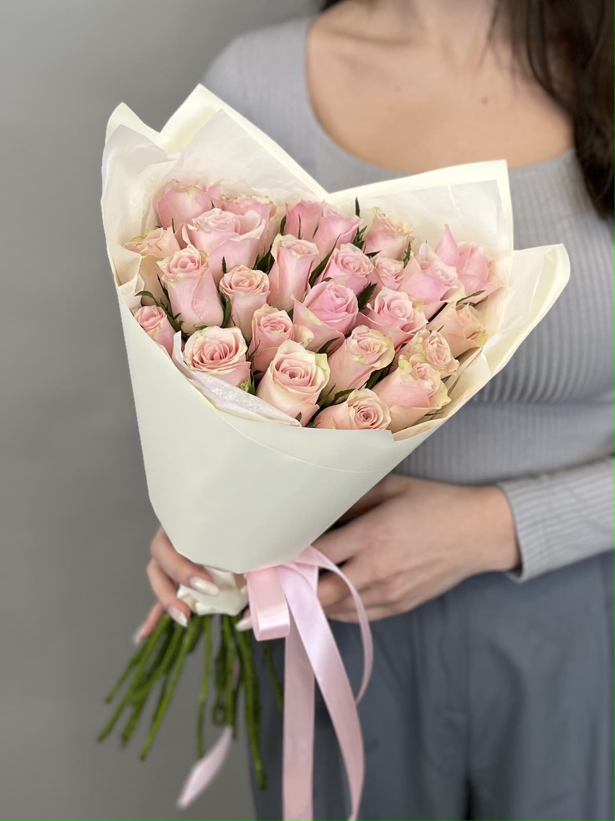 Классический букет из 25 розовых роз Кения 35-40 см в матовой бумаге