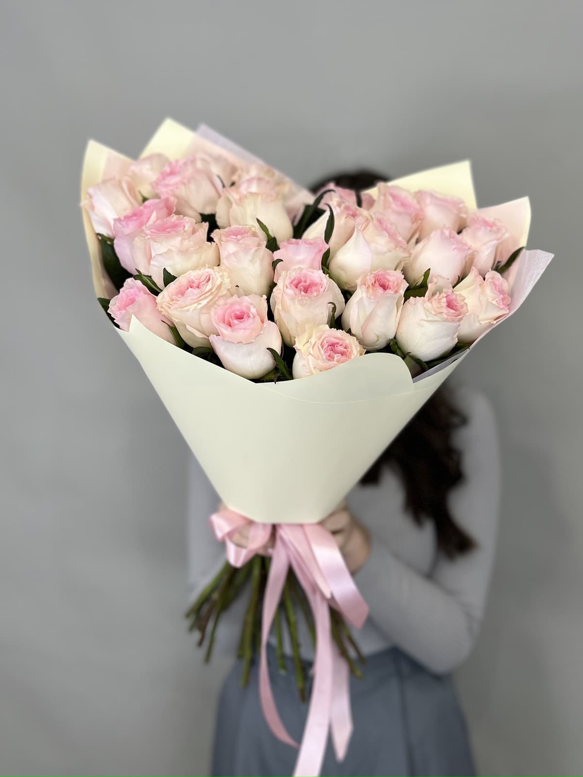 Любимый букет из 25 розовых роз стандарт 50 см в оформлении
