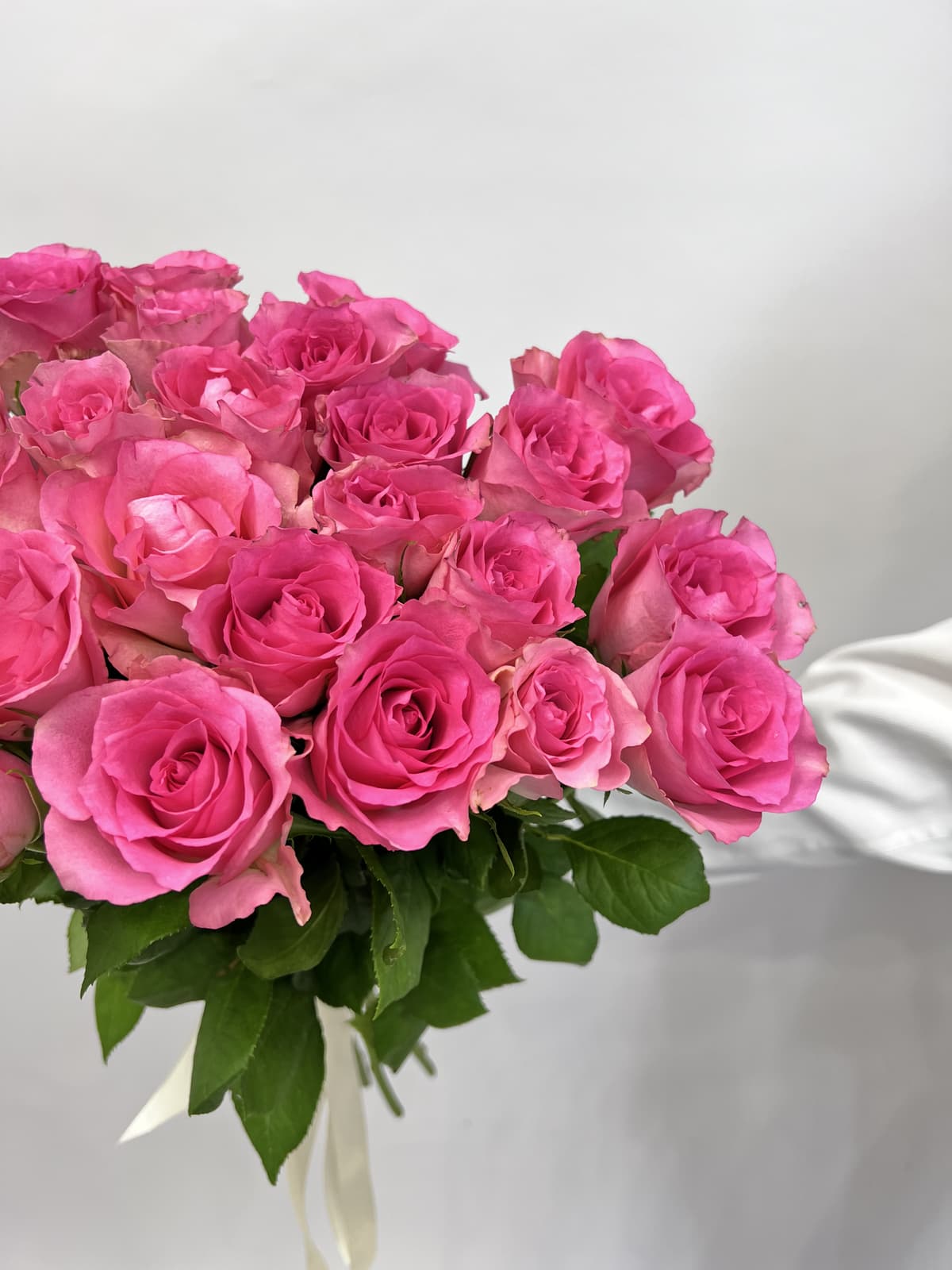 Стильный букет из 25 розовых роз стандарт 50 см