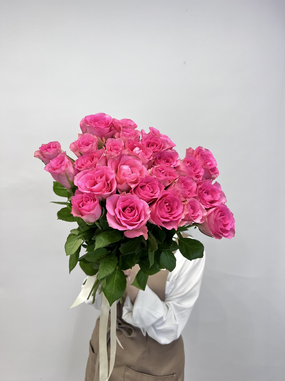 Стильный букет из 25 розовых роз стандарт 50 см