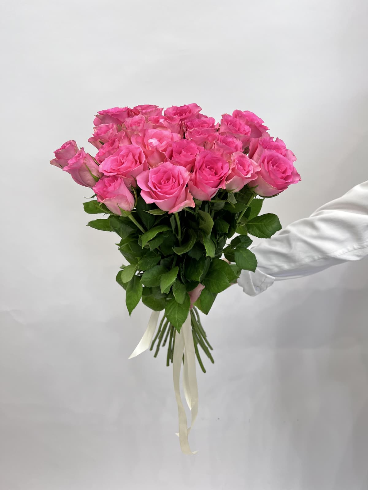 Стильный букет из 25 розовых роз стандарт 50 см