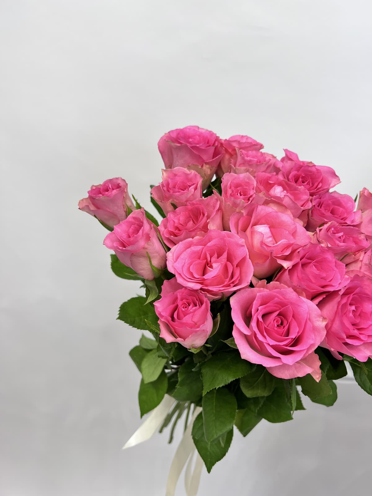 Стильный букет из 25 розовых роз стандарт 50 см