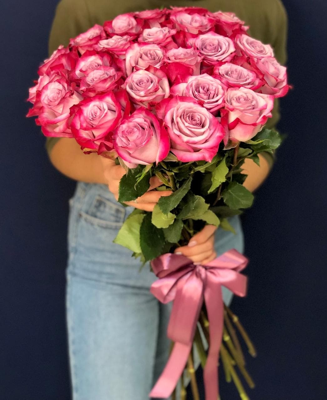 Нежный букет из 25 сиреневых роз Эквадор 50 см