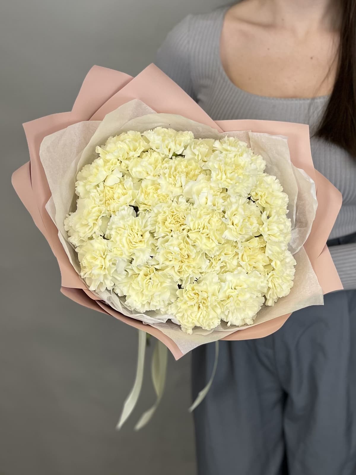 Нежный букет из 25 сливочных диантусов