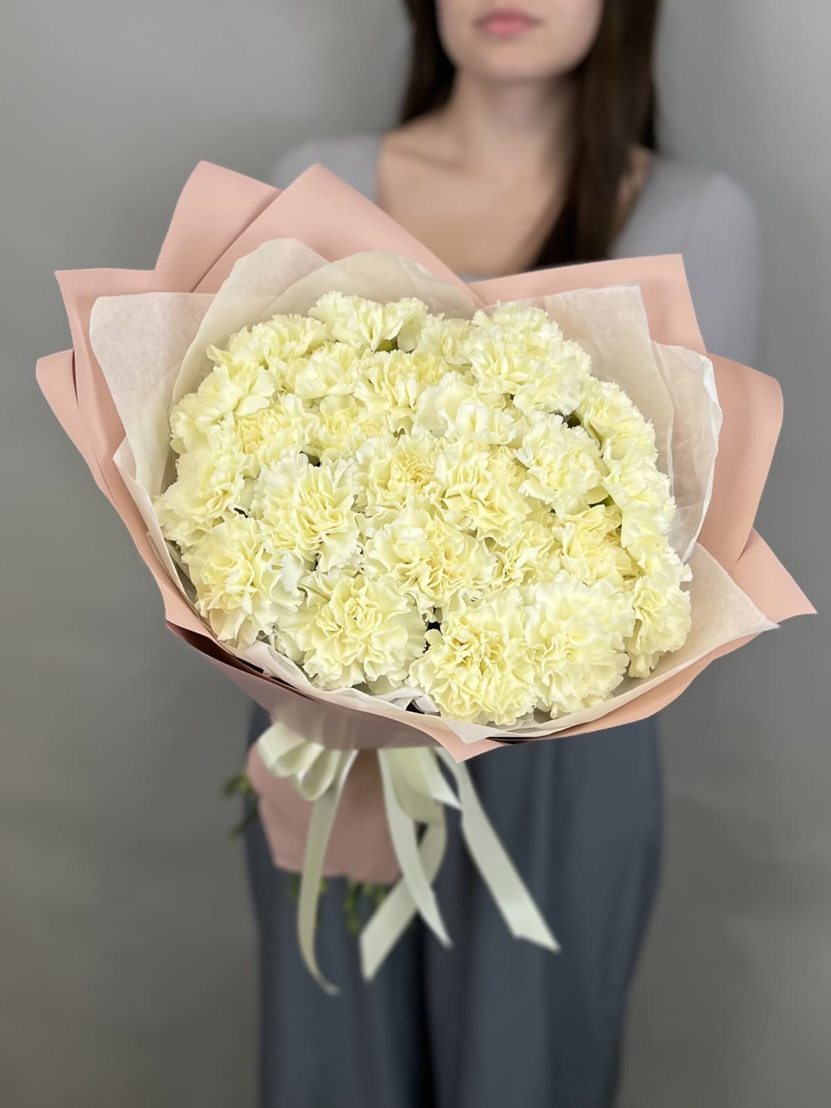 Нежный букет из 25 сливочных диантусов