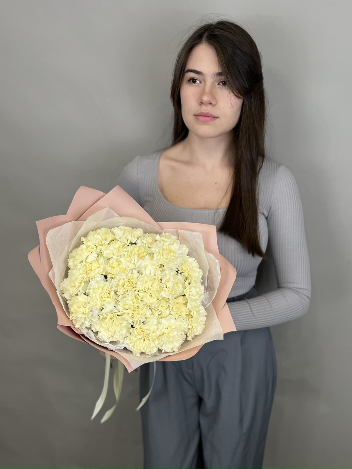 Нежный букет из 25 сливочных диантусов