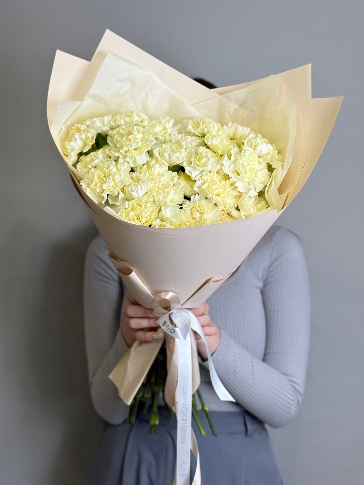 Нежный букет из 25 сливочных диантусов