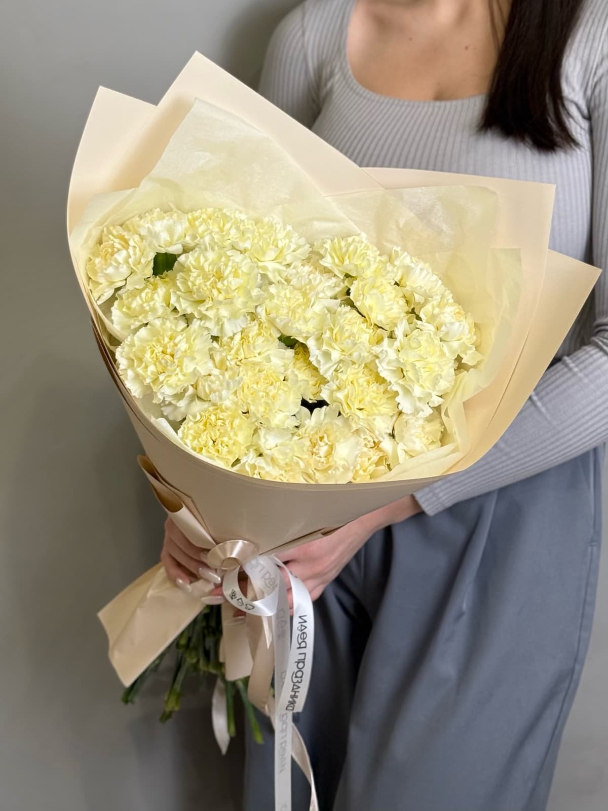 Нежный букет из 25 сливочных диантусов