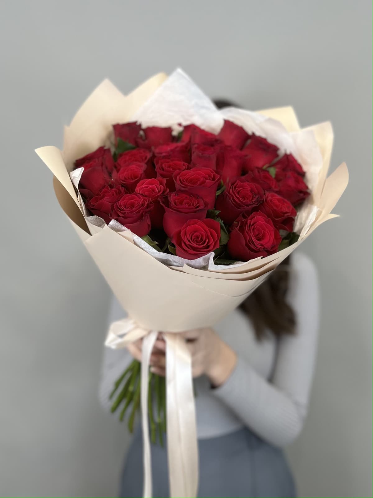 Стильный букет из 25 стандартных красных роз 50 см в светлой упаковке