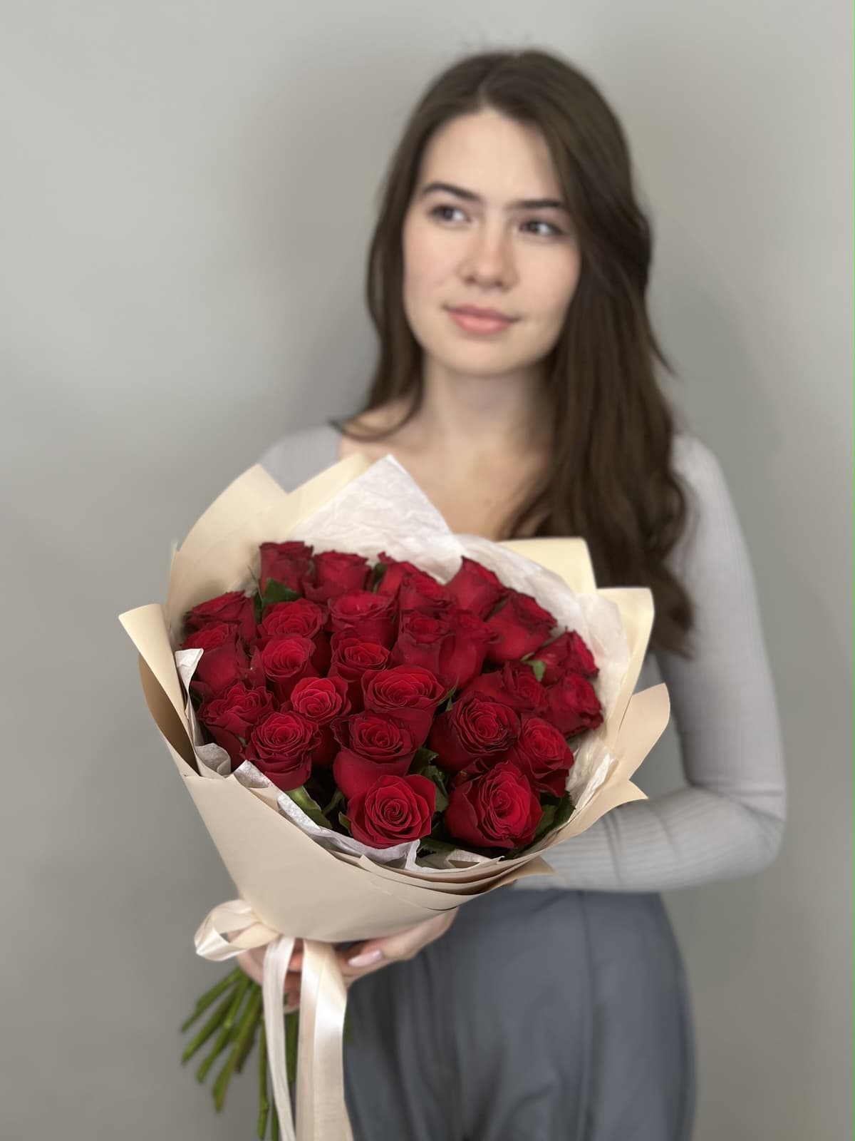 Стильный букет из 25 стандартных красных роз 50 см в светлой упаковке