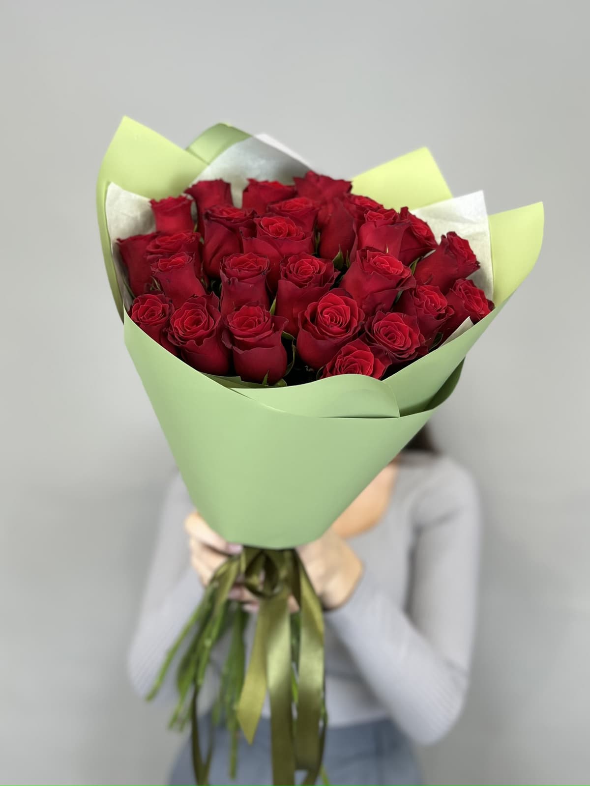 Цветочный букет из 25 стандартных красных роз в упаковке