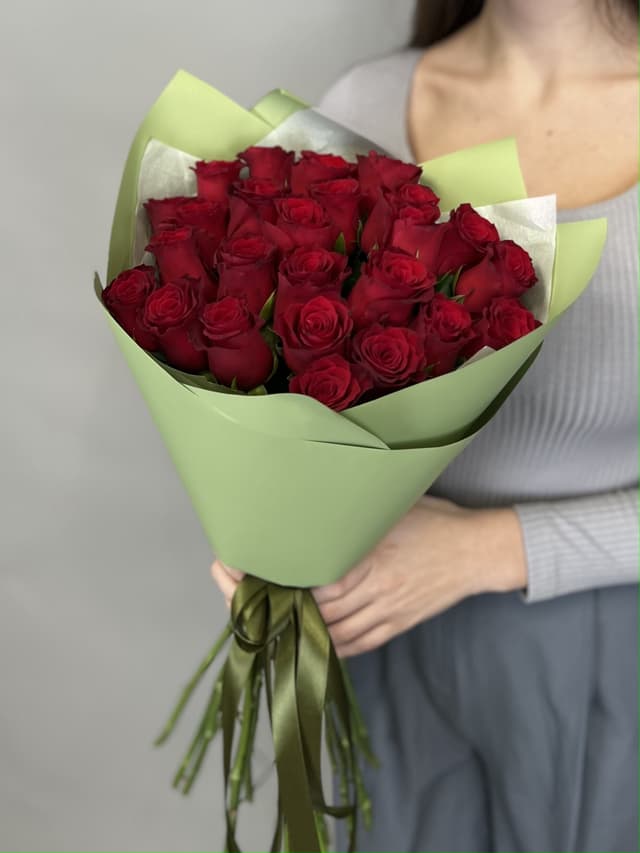 Цветочный букет из 25 стандартных красных роз 50 см в упаковке Цветочный букет из 25 стандартных красных роз 50 см в упаковке