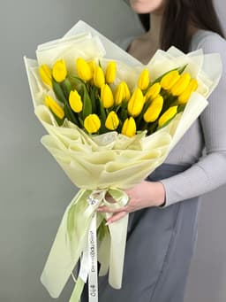 Букет из 25 желтых тюльпанов в фирменной упаковке