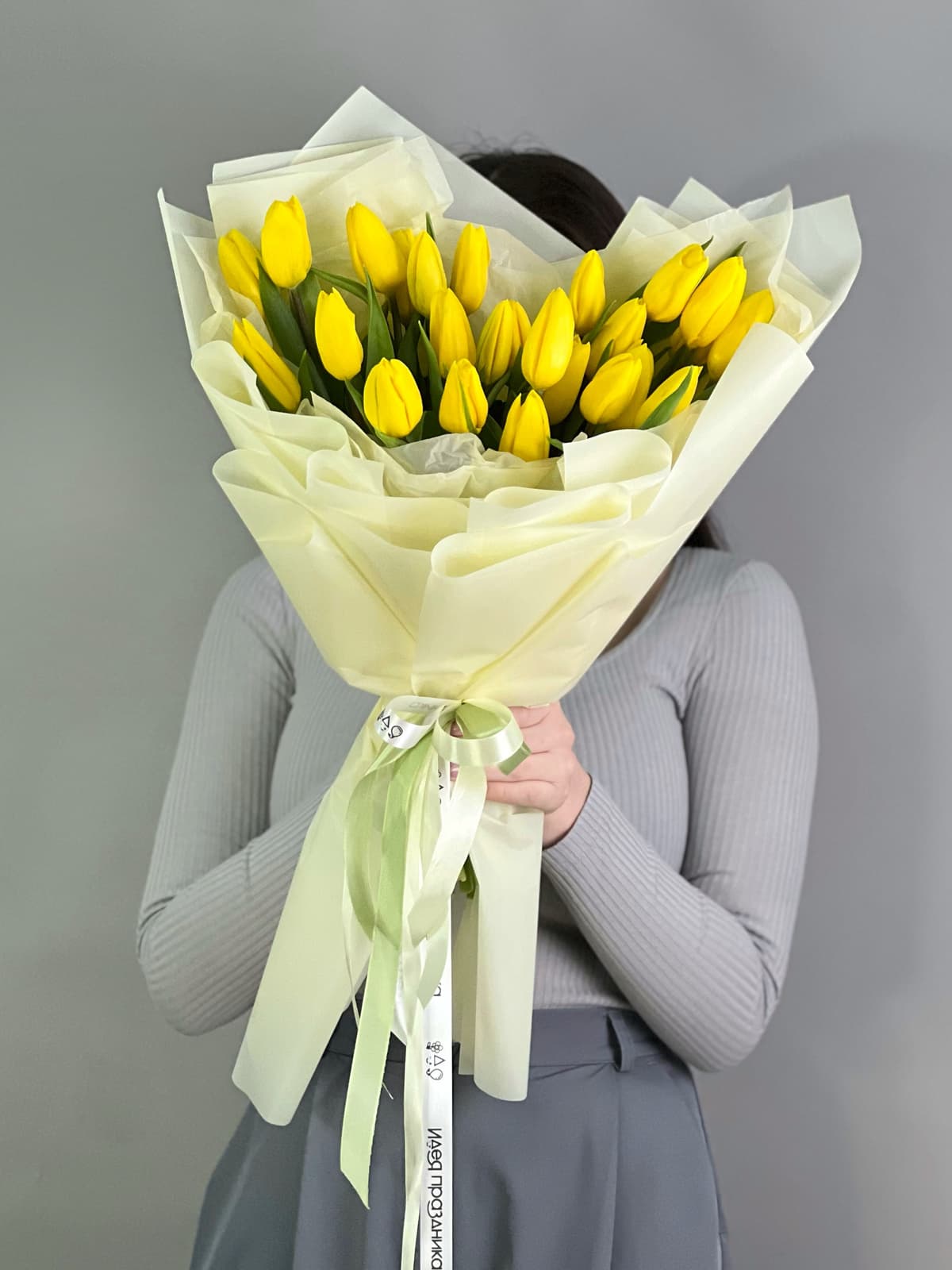 Букет из 25 желтых тюльпанов в фирменной упаковке
