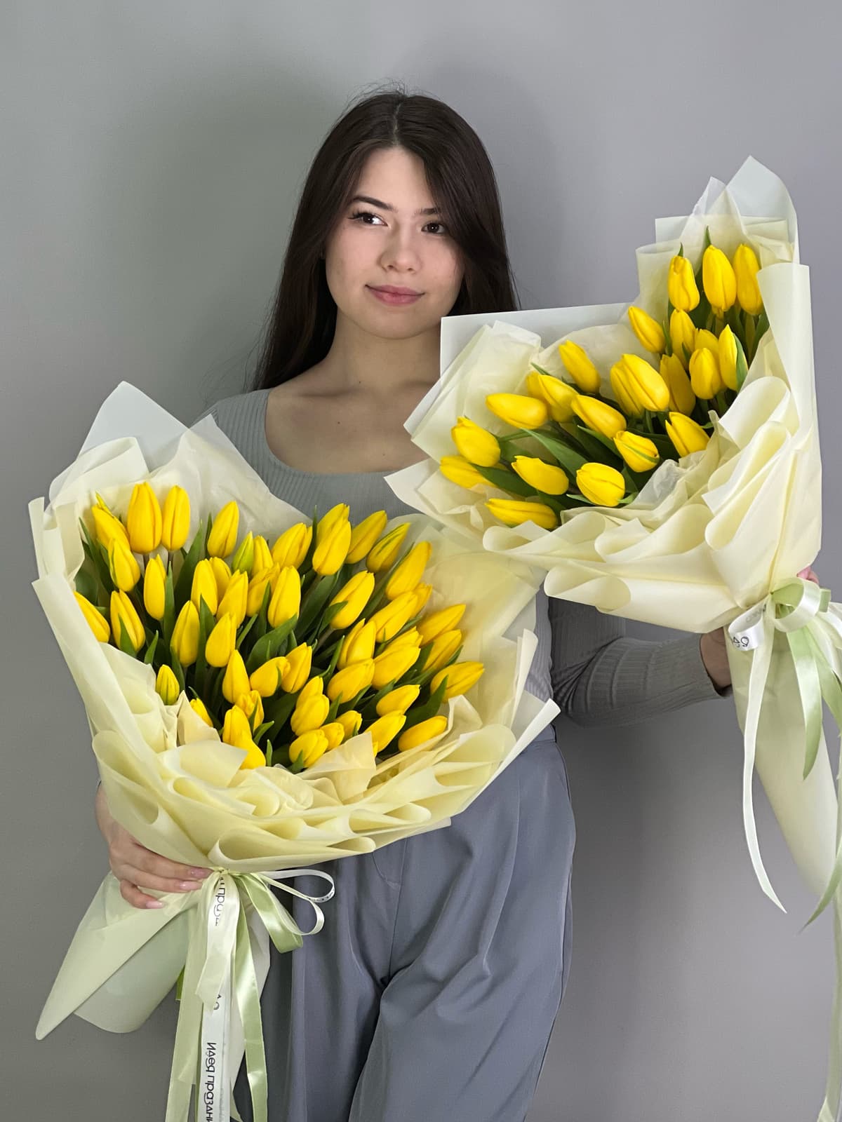 Букет из 25 желтых тюльпанов в фирменной упаковке