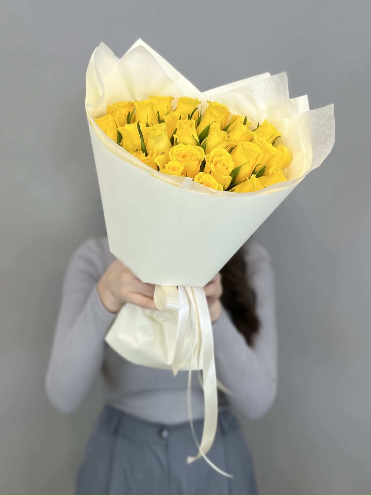 Оригинальный букет из 25 желтых роз Кения 35-40 см в матовой бумаге