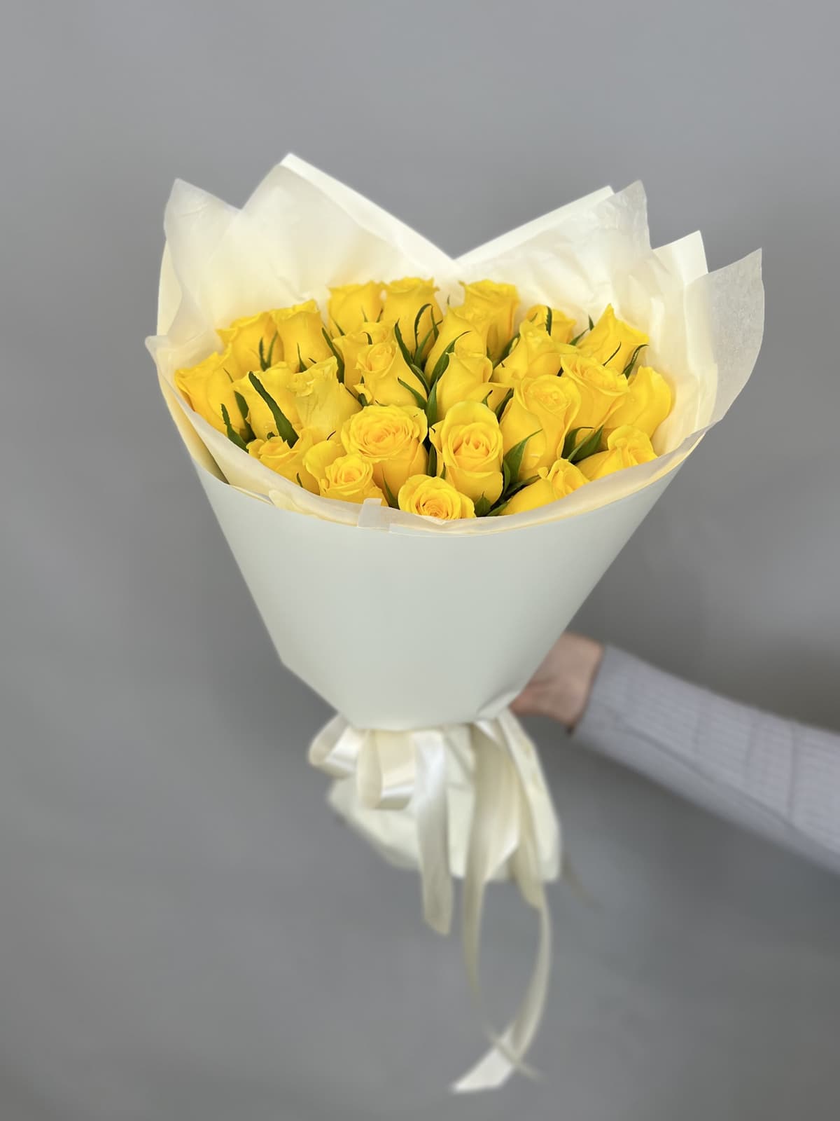 Оригинальный букет из 25 желтых роз Кения 35-40 см в матовой бумаге
