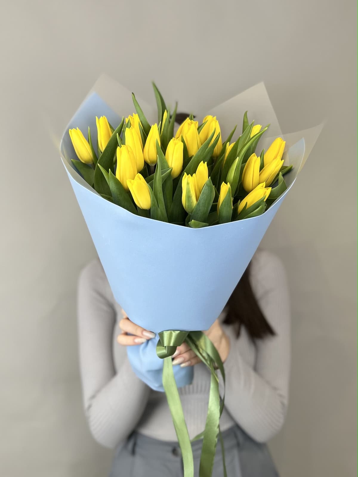 Цветочный букет из 25 желтых тюльпанов в фоамиране