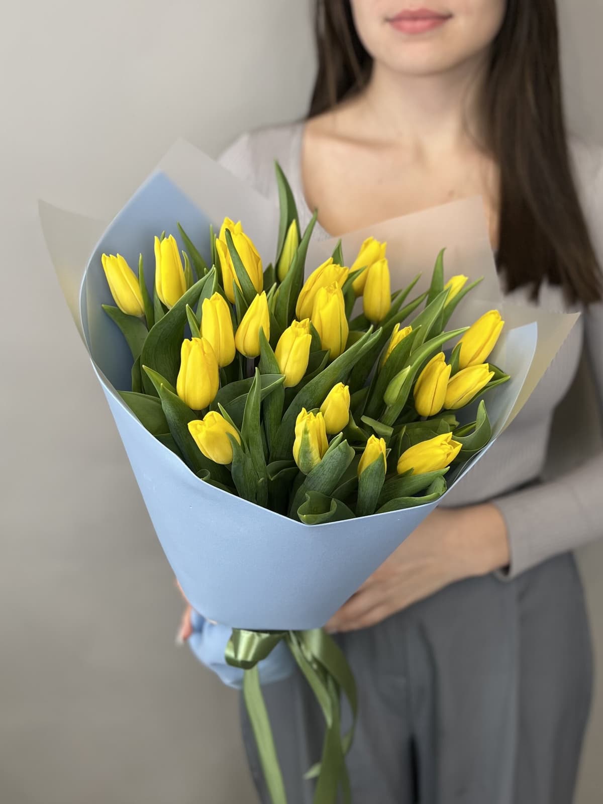 Цветочный букет из 25 желтых тюльпанов в фоамиране